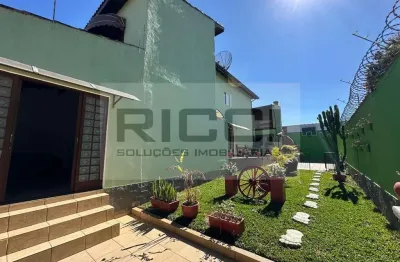 Sobrado completo com 3 dormitórios - área gourmet e amplo jardim