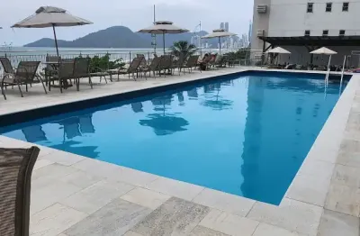 Frente mar lateral no centro com 1 suíte e 2 demi suites e 1 vaga privativa