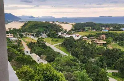 Casa nova, escriturada, na lraia do siriú em210 m2 vista do mar, do sul da ilha de florianópolis e da praia da guarda do embaú terreno com 1000 m2 siriú garopaba - sc