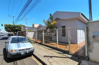 Casa com 3 quartos para alugar na Rua Castro Alves, Centro, Jaboticabal