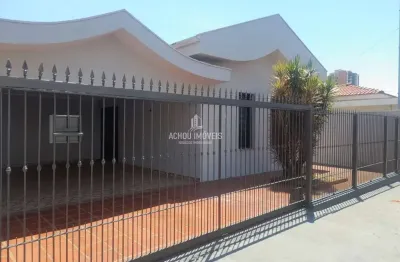 Casa com 3 quartos para alugar na Rua Castro Alves, Centro, Jaboticabal