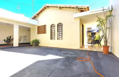 Casa com 3 quartos à venda na Rua Luzia Gonzales Coda, Conjunto Habitacional Margarida Raymundo Berchieri, Jaboticabal