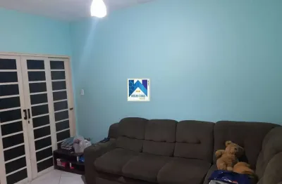 Com 3 dormitórios, possui 3 banheiros, 2 vagas de garagem, 1 sala.