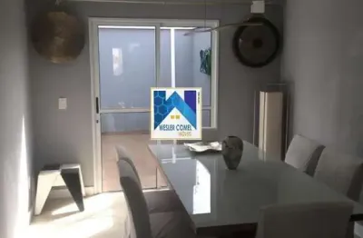 3 dormitórios, sendo 1 suíte, possui 2 banheiros, 2 vagas de garagem, 2 salas, aceita permuta.