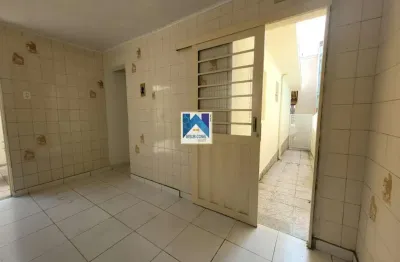 Acesso a casa tem escadas. garagem fica em baixo. proximidades: bares e restaurantes, escola, farmácia, shopping center,