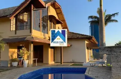 Cômodos: cozinha americana, lareira, sala de jogos com 1 banheiro , varanda, piscina, 1 dormitório, 1 suíte,  3 banheiro