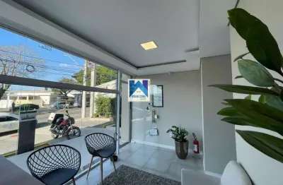 Espaço com 4 salas, sendo 1 para recepção. com 2 vagas de garagem e mais uma para carga e descarga.