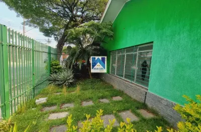 Casa comercial possue  3 banheiros, 5 salas grandes, 6 vagas de garagem, 1 lavanderia pequena no fundo, espaco ideal par