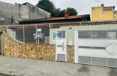 Com 3 dormitórios, sendo 1 suíte. 1 cozinha 1 área de serviço  1 banheiro social 1 churrasqueira 1 lavanderia  4 salas 5 vagas de garagem   a casa possui uma edícula com 2 cômodos