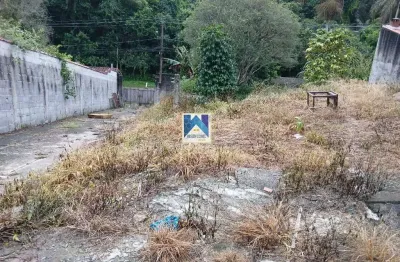 Imagine-se desfrutando de um refúgio sereno e encantador em meio à natureza, sem abrir mão das conveniências da cidade. esta é a promessa desta magnífica chácara localizada no bair