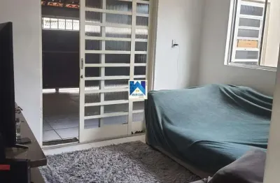 Esta casa, construída em um terreno de 6,50 x 20 metros, oferece um excelente aproveitamento de espaço e proporciona todo o conforto que você e sua família precisam. com três dormi