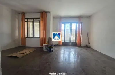 Esta casa conta com 4 quartos, proporcionando conforto para toda a família. possui 2 banheiros, sala ampla com dois ambientes, ideal para receber visitas e aproveitar momentos em f
