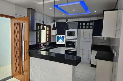 O imóvel conta com uma ampla área gourmet, equipada com lavado, pia com torneiras, fogão industrial duas boca, forno de pizza, churrasqueira boca de 70cm, churrasqueira à gás e elé