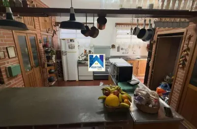 Este excelente imóvel oferece 2 dormitórios, incluindo 1 suíte ampla, ideal para garantir conforto e privacidade ao casal. no total, são 2 banheiros com ótimo acabamento, proporcio