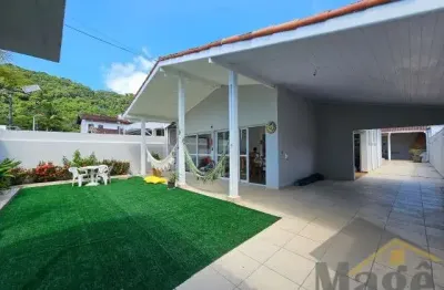 Casa terrea com 03 dormitórios e piscina á venda no jardim guaiuba - ref.: 5954
