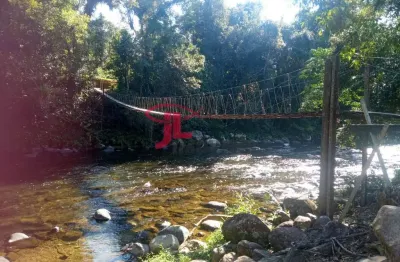 V380c  refúgio à beira do rio: casa com piscina e área de lazer:cachoeira