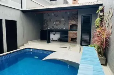 Casa de condominio com area gourmet e piscina na pg!