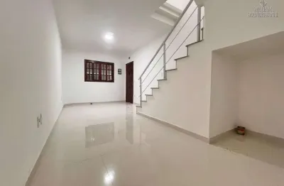 Sobrado em praia grande, com 2 dormitórios, ambos suítes, totalizando 132m².