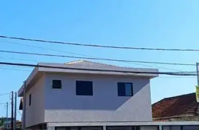 Casa tipo sobrado, independente , garagem c/vaga livre e quintal em são vicente!