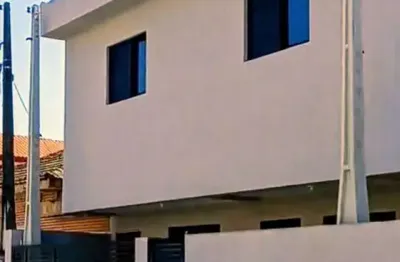 Casa tipo sobrado, independente , garagem c/vaga livre e quintal em são vicente!