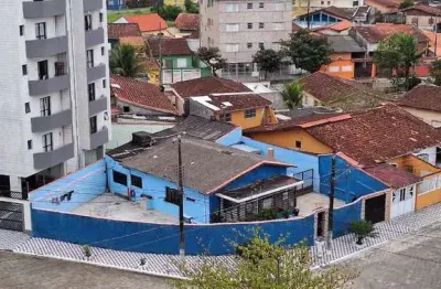 Casa térrea com edícula 50 metros da praia em mongaguá!