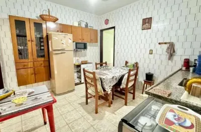 Casa térrea 2 dorms (1 suíte), edícula, mobiliada – 400m da praia caiçara