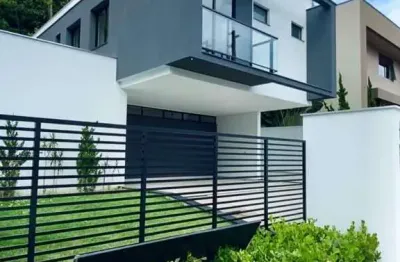 Casa à venda em jaraguá do sul com 4 quartos, sendo 4 suítes – bairro amizade