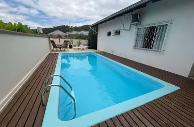 Casa à venda em Guaramirim (Centro) - 3 Quartos, 1 Suíte, 260m², 3 Vagas