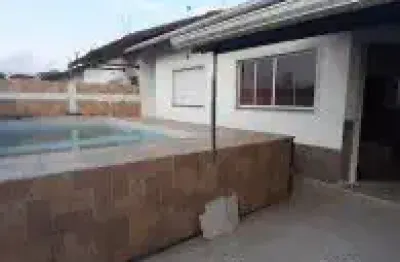 Linda casa no jardim guacyra, em itanhaém - lado praia, em rua calçada.