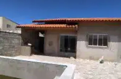 Casa no bairro tupy, em itanhaém - localizada no lado praia, em rua de terra.