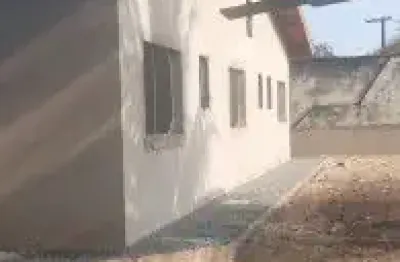 Casa no bairro jardim jamaica, em itanhaém - localizado lado praia, em rua calçada.