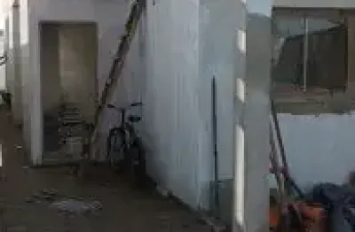Casa no bairro estância antônio novaes, em peruíbe.