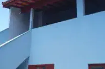 Casa no bairro jardim são joão, em itanhaém - sendo lado praia, em rua calçada.