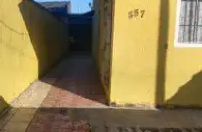 Casa no bairro jardim praia grande, em mongaguá - localizado lado serra, em rua de terra.