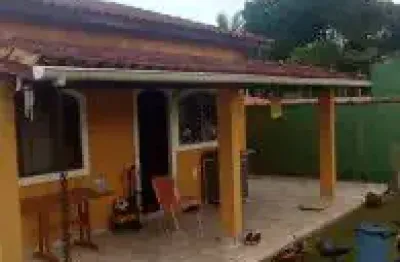Casa no bairro parque augustus, em itanhaém - localizada lado praia, em rua calçada.