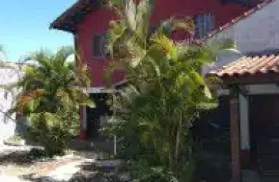 Casa no bairro jardim lindomar, em itanhaém - localizada no lado praia, em rua calçada.