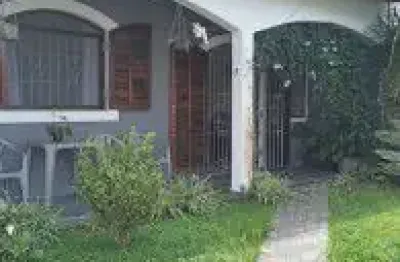 Casa no bairro tupy, em itanhaém - localizado lado praia, em rua calçada.