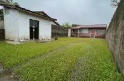Casa no bairro jardim comendador, em itanhaém - localizado lado praia, em rua calçada.