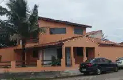 Casa no bairro jardim califórnia, em itanhaém- localizada frente ao mar, em rua calçada.