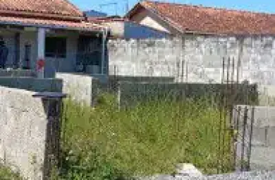 Casa no bairro jardim jamaica, em itanhaém - localizado lado praia, em rua de terra.