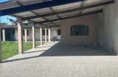 Casa no bairro luizamar mirim, em itanhaém - sendo lado serra, em rua de terra.
