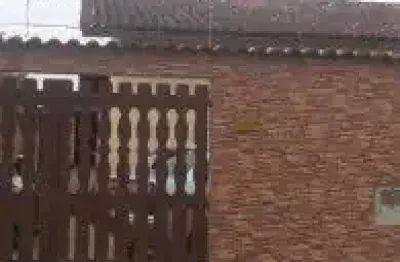 Casa no bairro bopiranga, em itanhaém - ficando lado praia, em rua de terra.