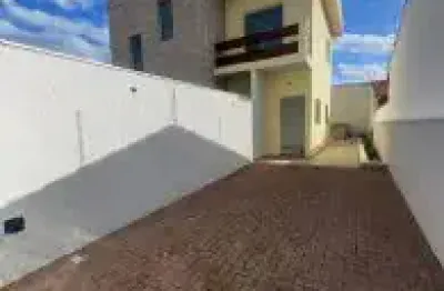 Casa sobreposta no bairro bopiranga, em itanhaém - sendo lado praia, com acesso asfaltado.