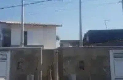 Casa sobreposta no jardim das palmeiras, em itanhaém - sendo lado praia, em rua calçada.