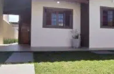 Casa em alto padrão no bairro jardim jamaica, em itanhaém - sendo lado praia, em acesso pavimentado.