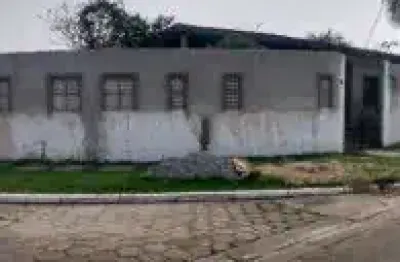 Casa no bairro jardim jamaica, em itanhaém - sendo lado praia, em rua calçada.