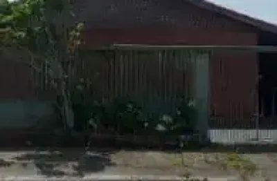 Casa no bairro bopiranga, em itanhaém - localizada lado praia, em rua calçada.