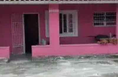 Casa no bairro jardim suarão, em itanhaém - sendo lado serra, em rua calçada.