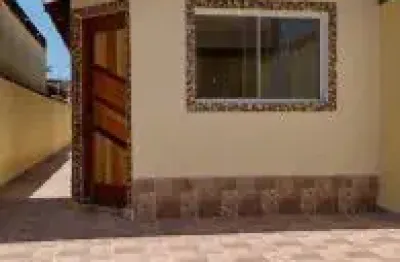 Casa no bairro jardim suarão, em itanhaém - sendo lado serra, em rua calçada.