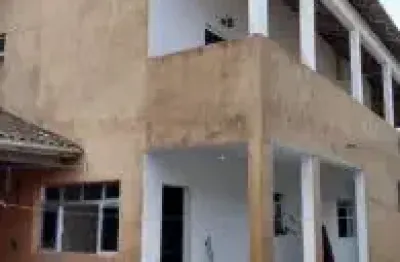 Sobrado no bairro são pedro, em itanhaém - sendo lado praia, em rua de terra.